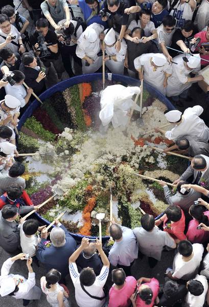 Big 'bibimbap' displayed at int'l food fair