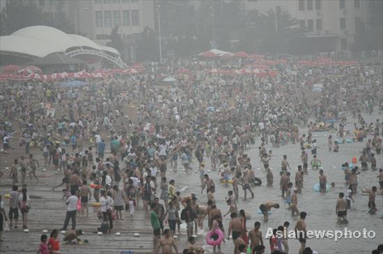 People flock to beach to avoid summer heat
