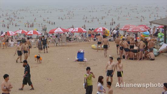 People flock to beach to avoid summer heat