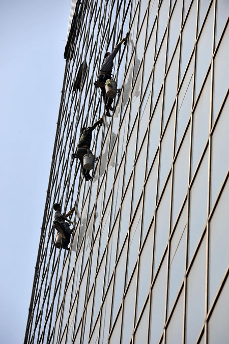 'Spidermen' hang in mid-air to clean skyscrapers