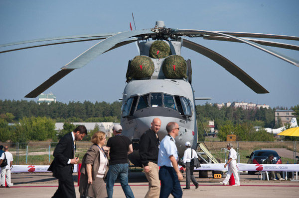 Moscow skies filled with air show jets