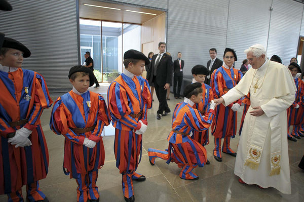 Pope Benedict XVI welcomed in Madrid