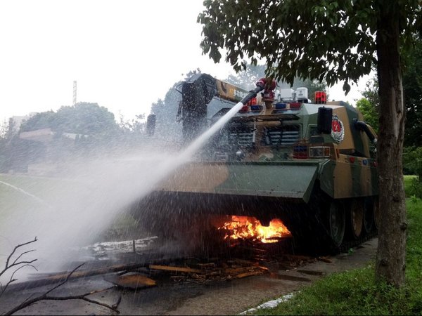 First firefighting tank rolls into action in Hubei