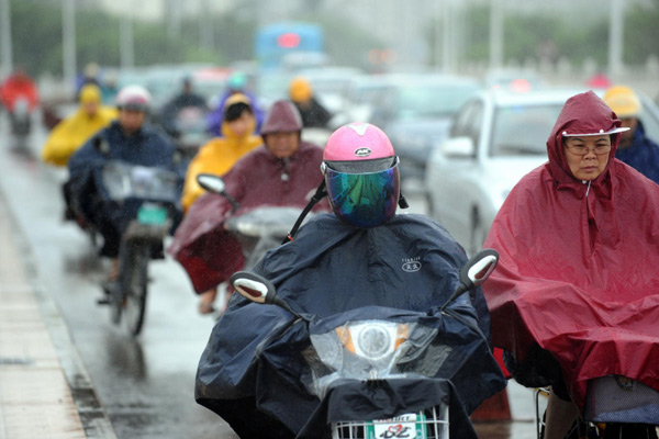 Storm lands in E China, triggering flood