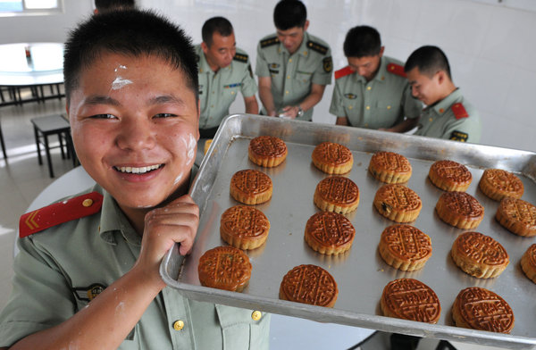 Soldiers prepare homemade mooncakes