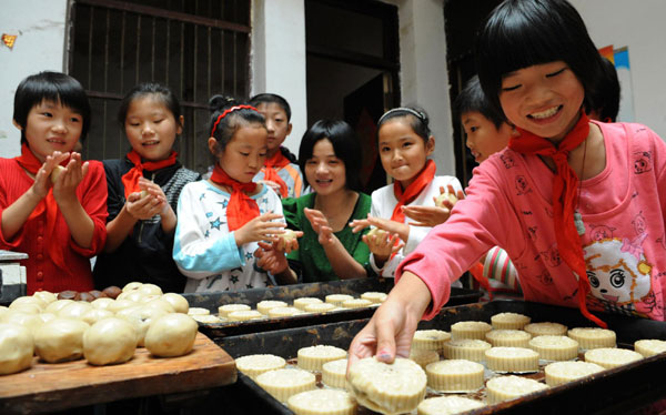 Children learn to make festival delicacy