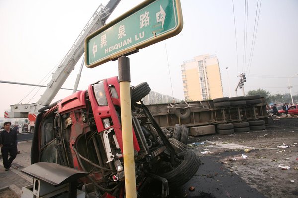 2 dead in truck, minivan crash in Beijing