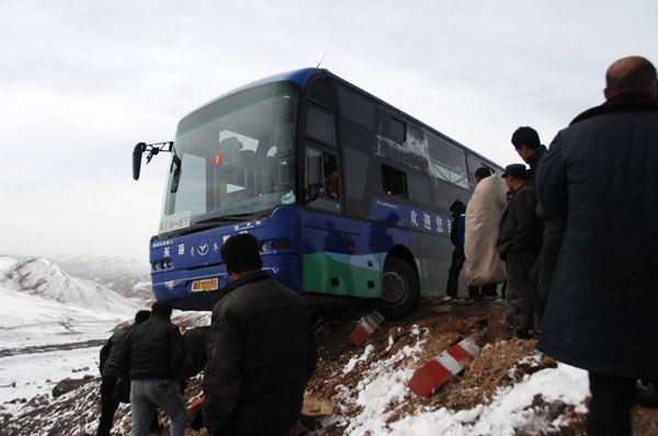 41 coach passengers trapped in snow, NW China