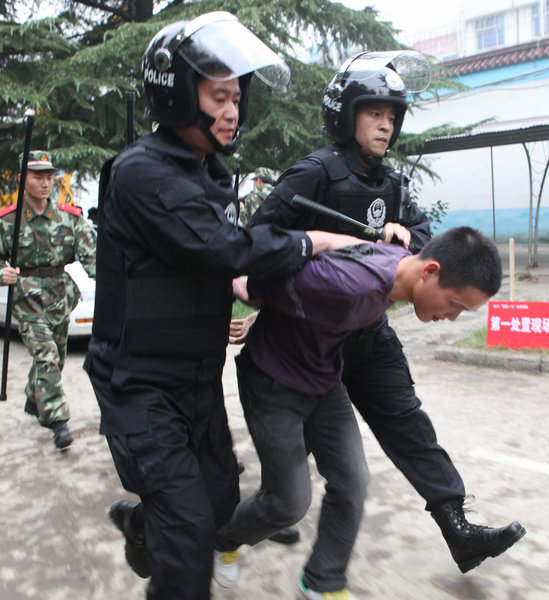 Prison break drill held in Central China