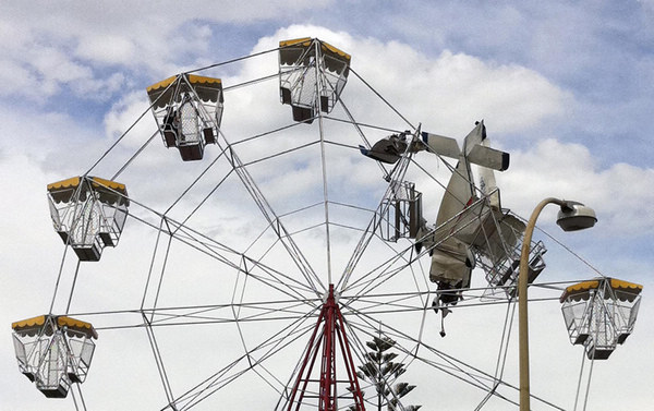 4 trapped as light plane sticks in Ferris wheel