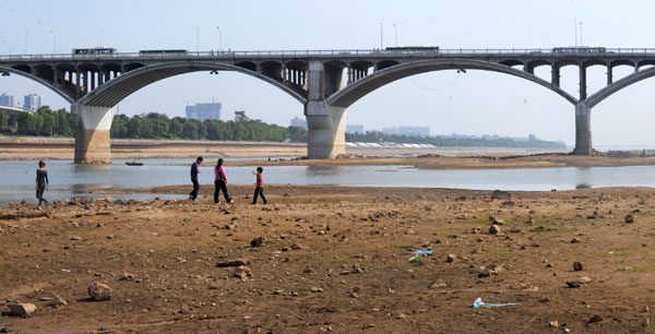 Drought shrinks Xiangjiang River in C China