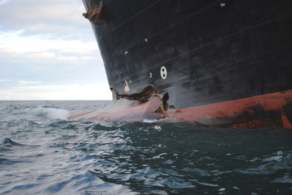 Oil leaks from stricken ship in NZ