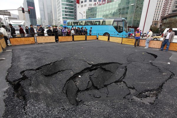 Road caves in, blocks traffic in Shanghai