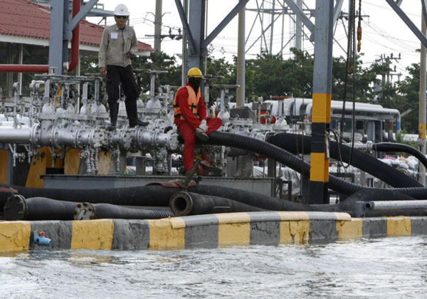 Thailand hopes flooded industrial estates back up