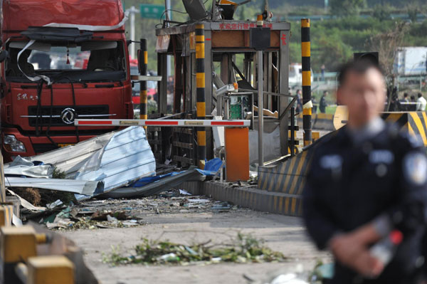 Blast kills 4, injures at least 100 in SW China