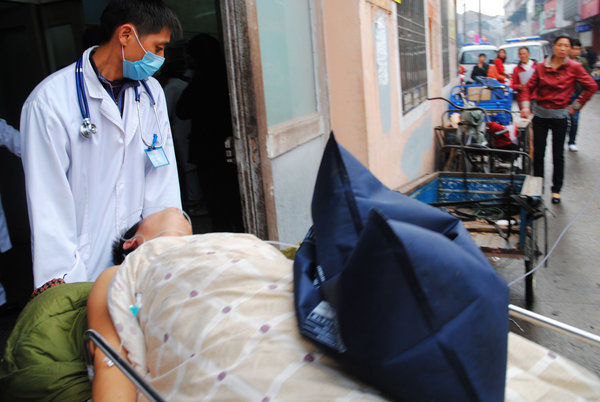 Gas poisoning in E China sends 4 to hospital