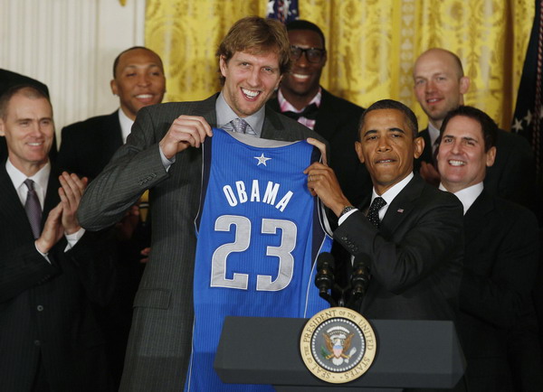 Obama hosts Mavs at White House