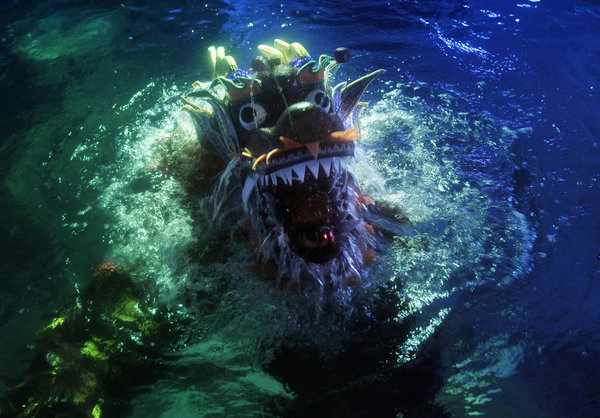 Underwater dragon dance greets New Year