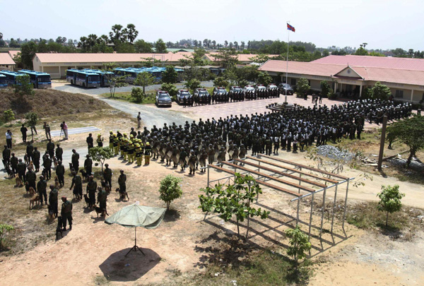 Policemen train for the upcoming ASEAN Summit