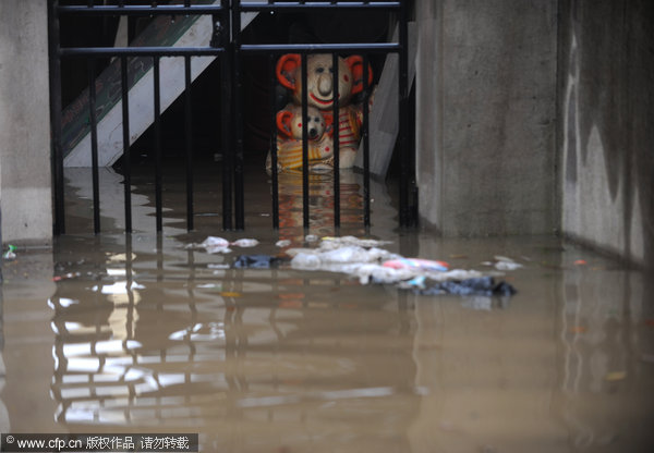 Heavy rain falls on C China city