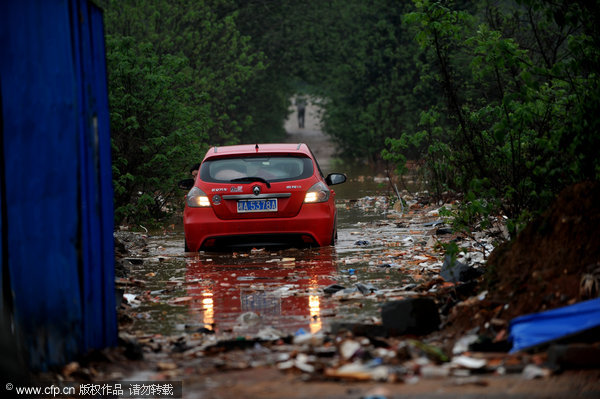 Heavy rain falls on C China city