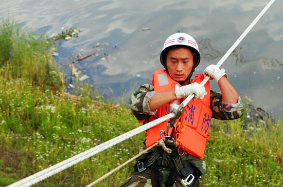 Flood-fighting exercise in Jiangxi