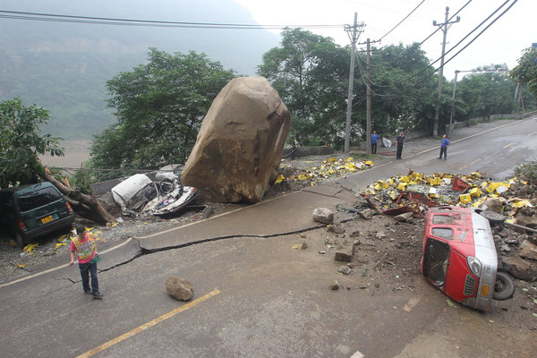 3 injured, 5 cars crushed by falling rocks