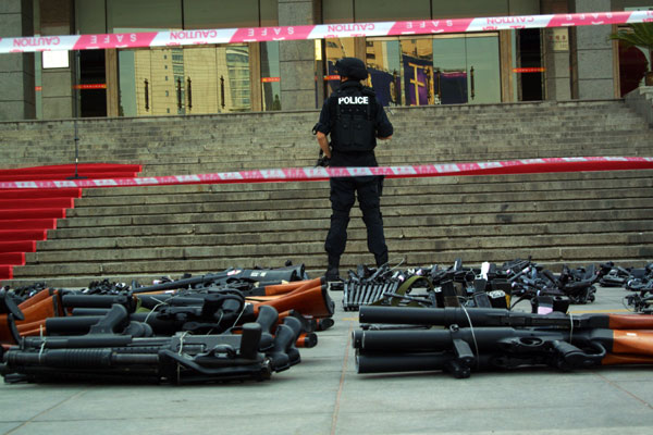 Chinese police destroy 100,000 illegal guns