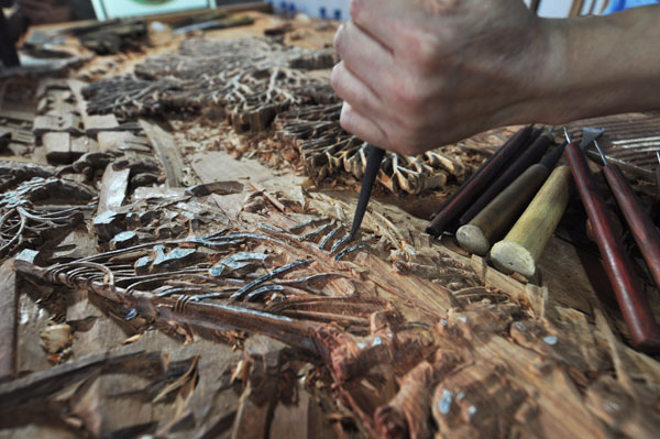 Valuable carving being made in E China