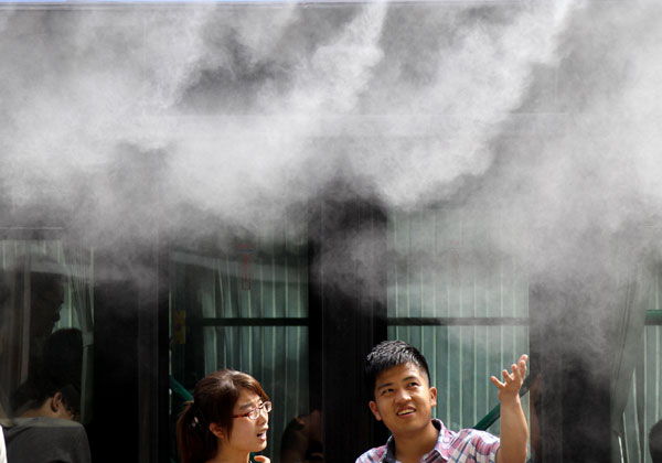 Passengers at E China bus station stay cool
