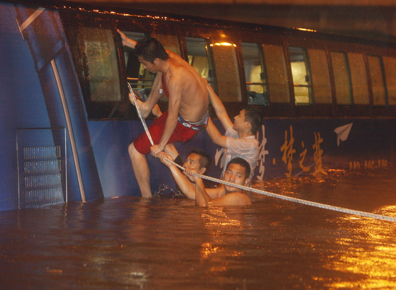 Heavy rain lashes Beijing