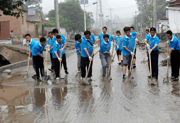 Volunteers clear debris in Fangshan