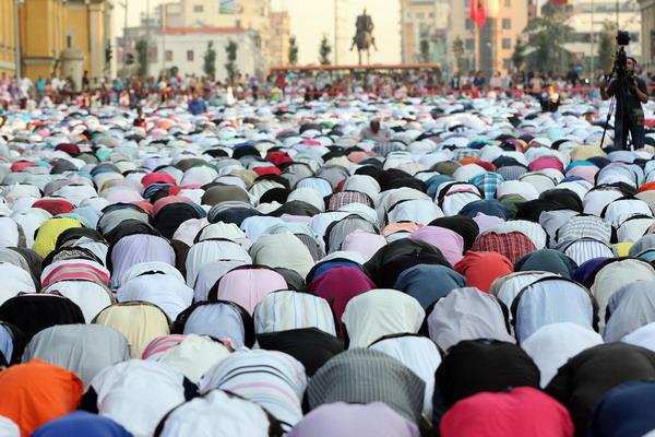 Muslims across world celebrate end of Ramadan