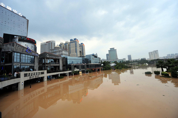 Torrential rains sweep S China city