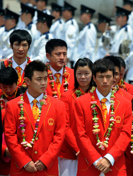 Mainland gold medalists visit Hong Kong