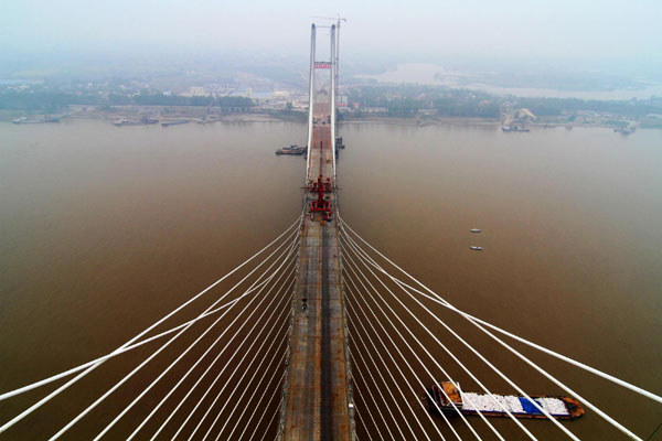Cables crisscross new bridge across Yangzte
