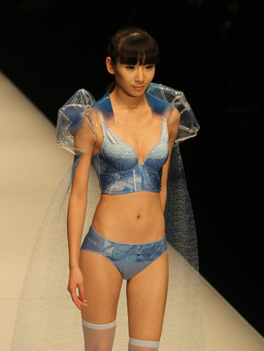 Underwear sizzles at China Fashion Week[1]
