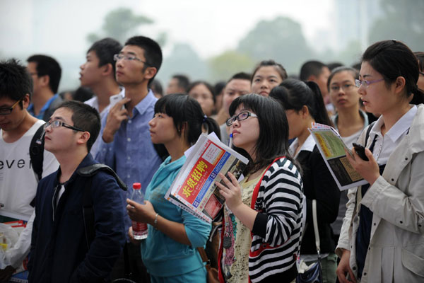 Graduates swarm Hangzhou job fair