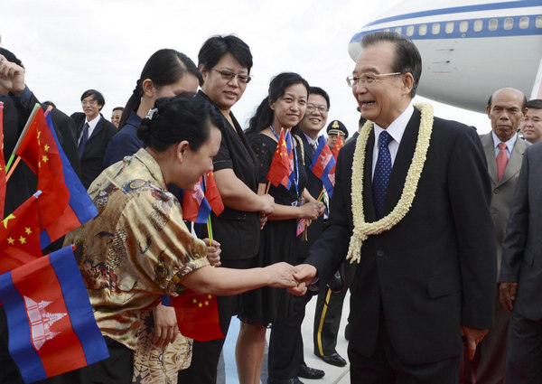 Premier Wen arrives in Cambodia for ASEAN Summits