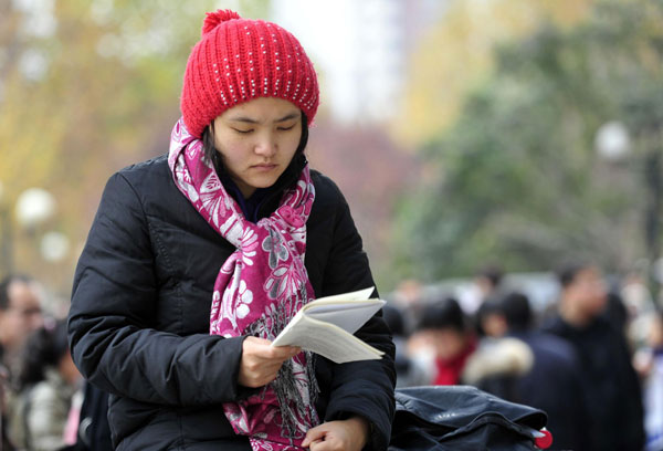 China holds 2013 civil service exams