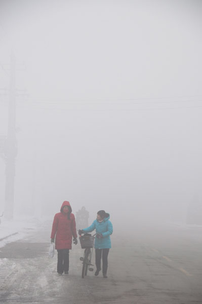 Blue alert as smog blankets China
