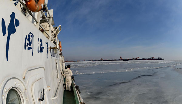 Ice surface grows in Bohai Sea