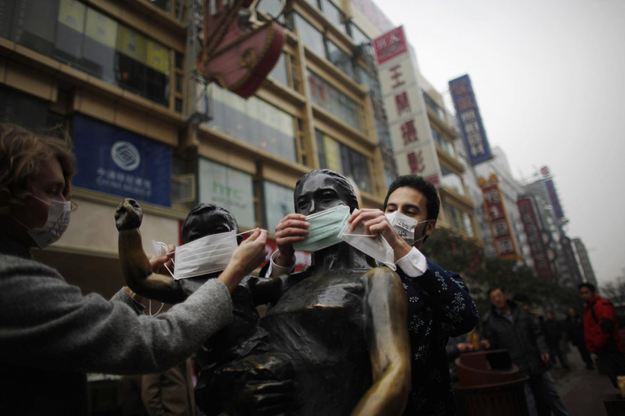 Expatriates distribute face masks in Shanghai