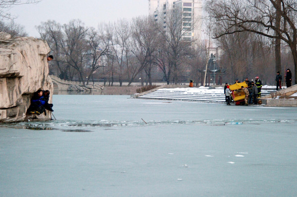 Boy saved from drowning by passerby in N China