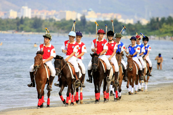 Beach equestrian festival held in S China