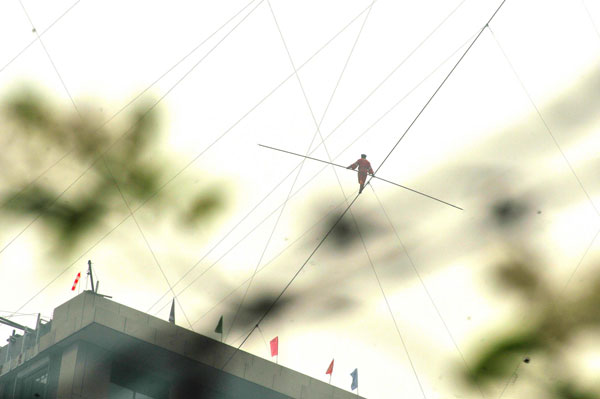 King of High Air attempts cross tightrope walking