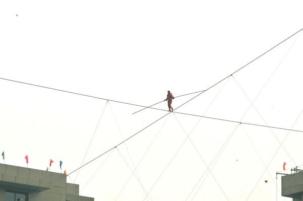 King of High Air attempts cross tightrope walking