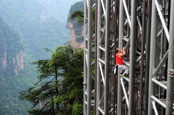 French 'spiderman' scales highest outdoor elevator