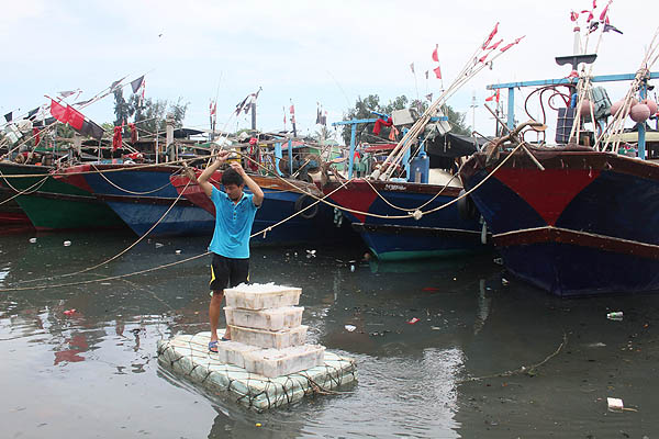 Tropical storm strands ships in Hainan