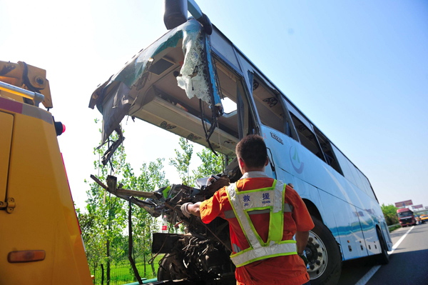 10 dead in highway pile-up in East China